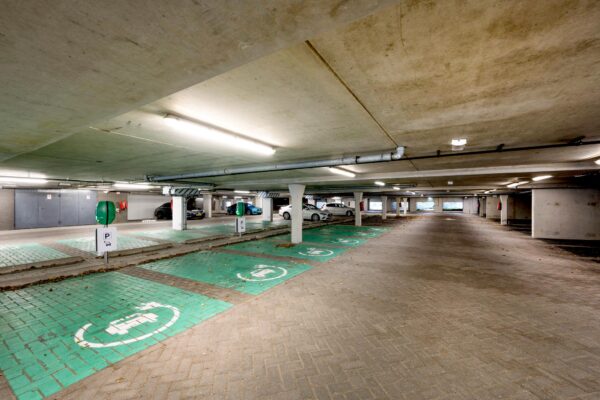 Ondergrondse parkeergarage aan de Burgemeester Rijnderslaan met oplaadplekken voor elektrische auto's.